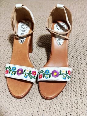 Floral embroidered shoes